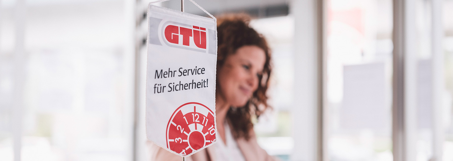 Frau bei der GTÜ-Prüfstelle in Fildestadt